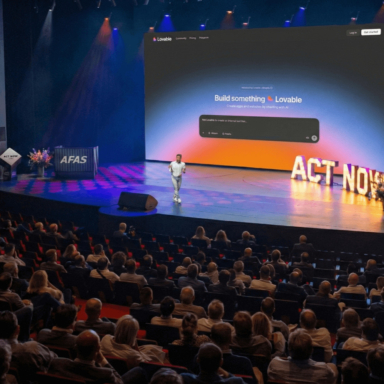 Jarno Duursma geeft een presentatie voor verzekeringsdeskundigen.